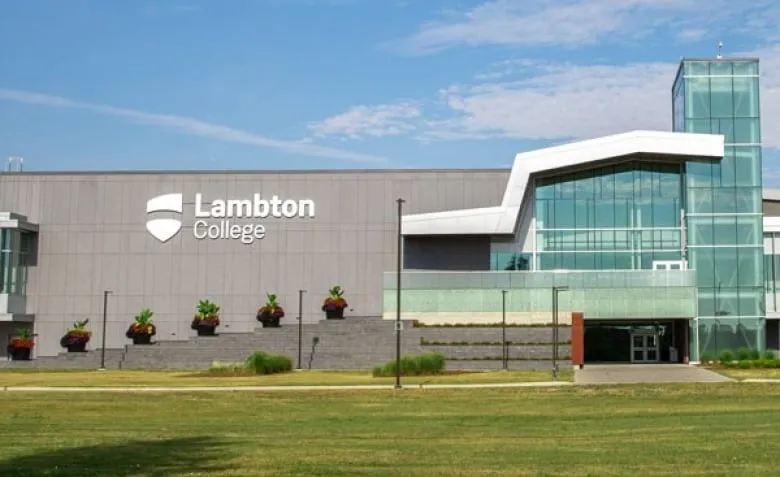 fachada Lambton College