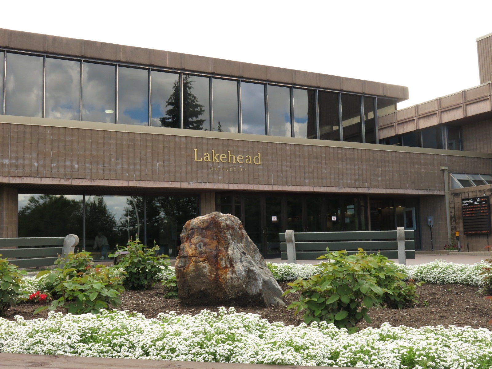 foto da fachada da Lakehead University